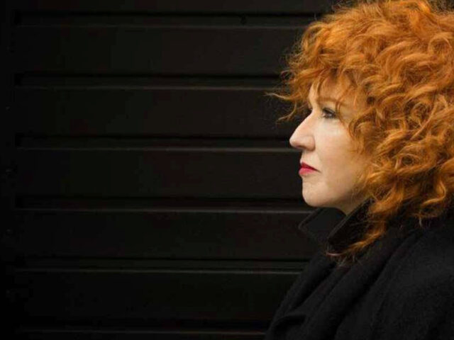 Fiorella Mannoia in viaggio verso Napoli canta Creature